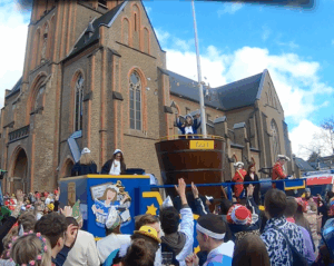 Wäscherprinzessin auf ihrem Wagen vor St. Josef in Beuel