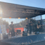 Cologne Unplugged auf der Bühne beim Promenadenfest Beuel 2025 mit Rhein im Hintergrund