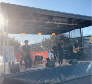 Cologne Unplugged auf der Bühne beim Promenadenfest Beuel 2025 mit Rhein im Hintergrund