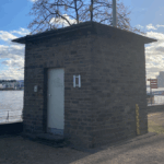 Pegelhäuschen am Rheinufer in Bonn, unterhalb der Oper