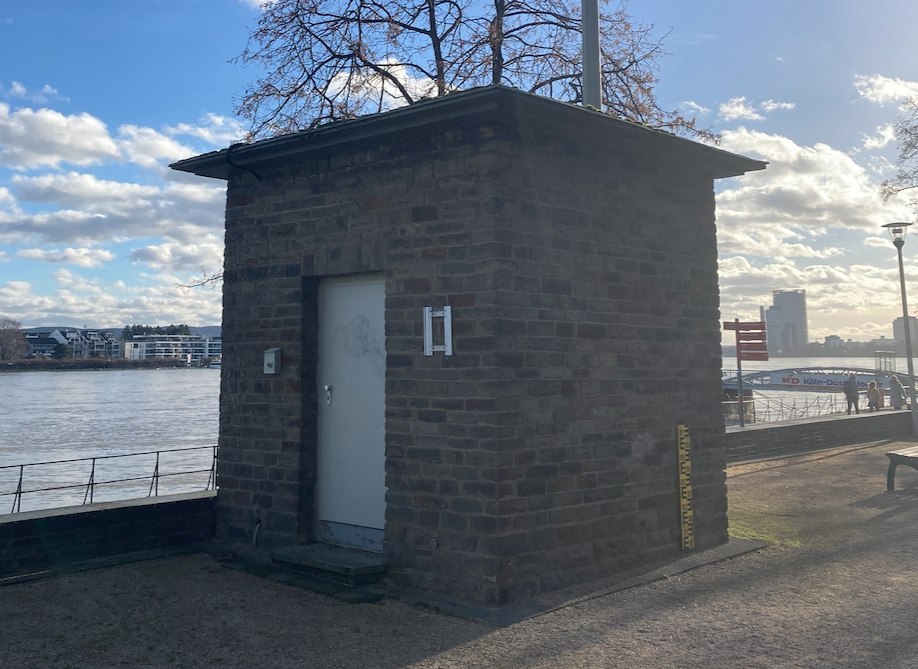 Pegelhäuschen am Rheinufer in Bonn, unterhalb der Oper