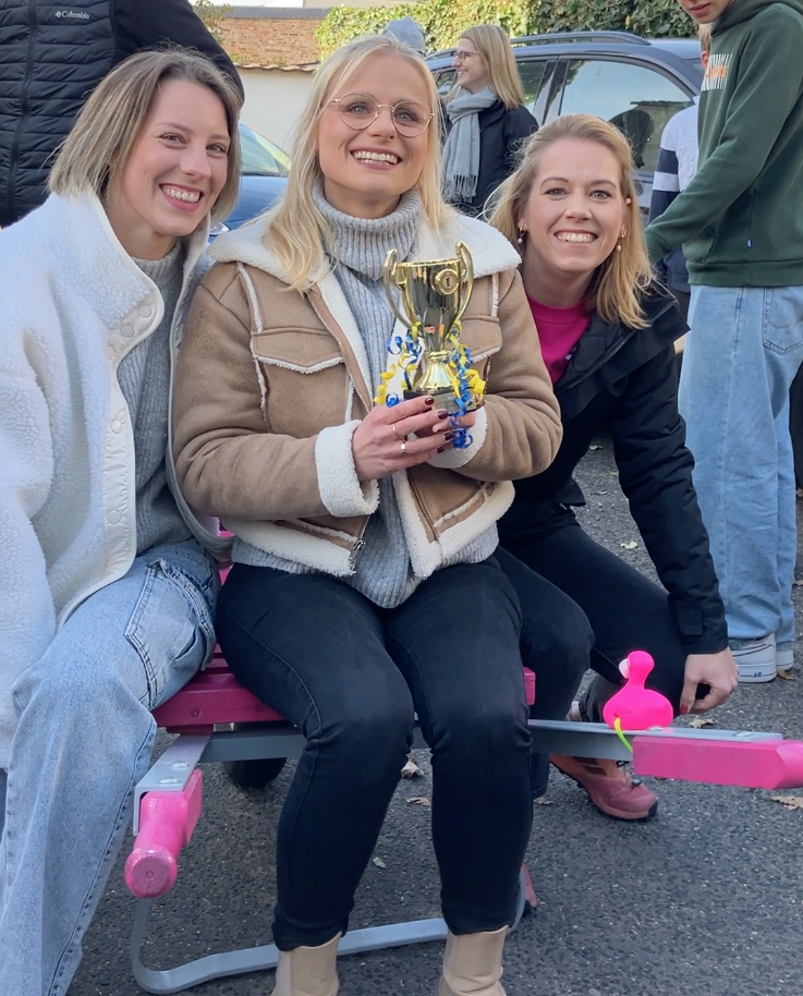 Siegreiches Team um die designierte LiKüRa Karo I. auf ihrem pinken Karren