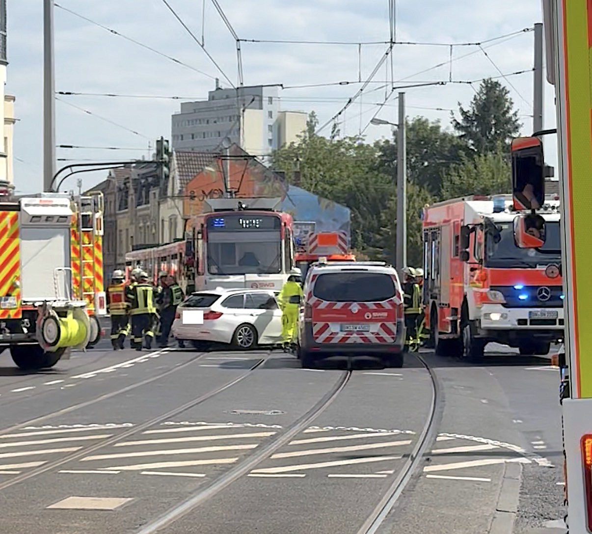 Schnelle Hilfe nach Unfall von Stadtbahn und PKW auf B56