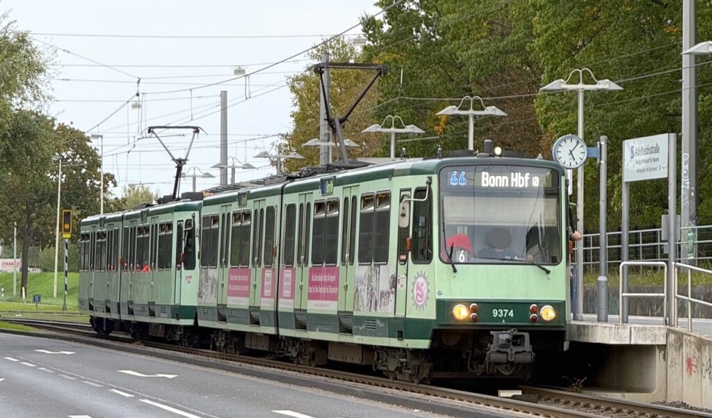 Die erste Stadtbahn, die nach der Prüfung wieder unterwegs ist an der Haltestelle Adelheidisstrasse